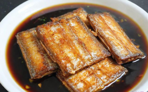 油炸带鱼怎么做好吃,油炸带鱼的制作过程