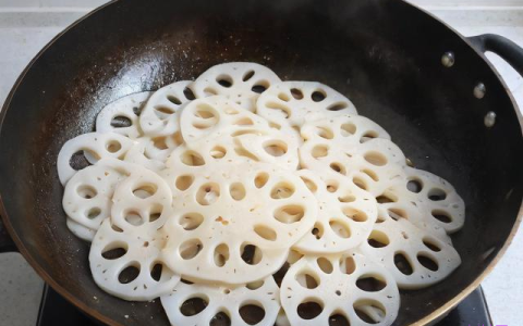 炒藕片怎么做不黑,炒藕片怎么炒不变黑