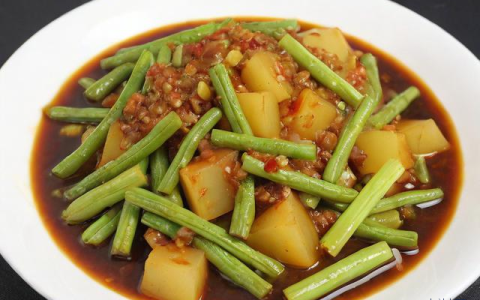 豆角土豆怎么做好吃,土豆芹菜豇豆的酱菜做法