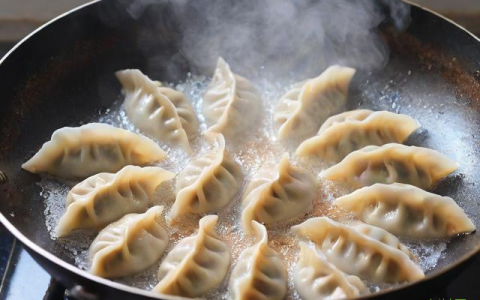 冷冻饺子怎么做煎饺,冷冻饺子做煎饺要先煮熟吗