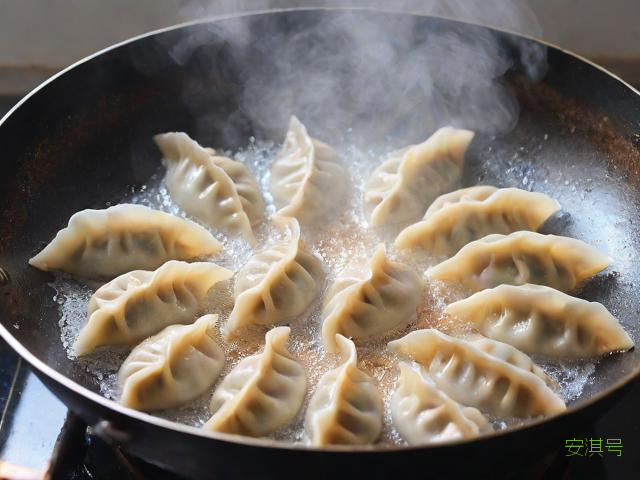 冷冻饺子怎么做煎饺,冷冻饺子做煎饺要先煮熟吗