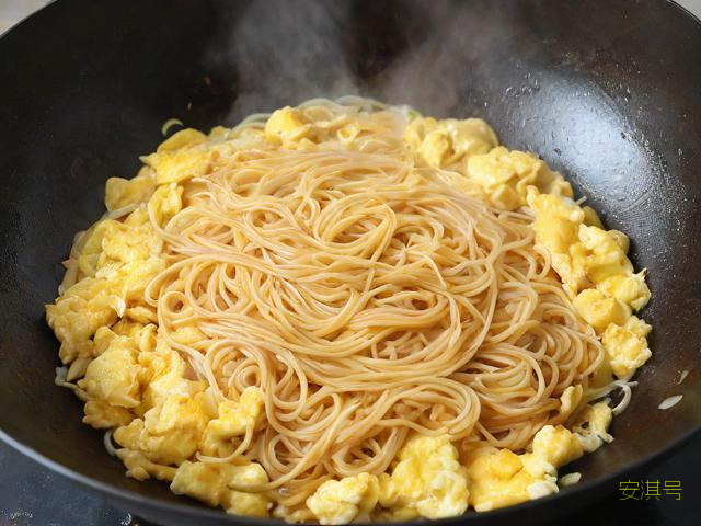 鸡蛋和面条怎么做好吃,只有鸡蛋和面条怎么做好吃