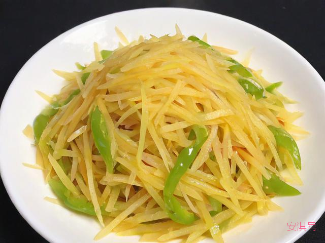 青椒土豆丝怎么做好吃,青椒土豆丝的家常做法视频