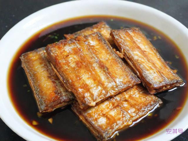油炸带鱼怎么做好吃,油炸带鱼的制作过程